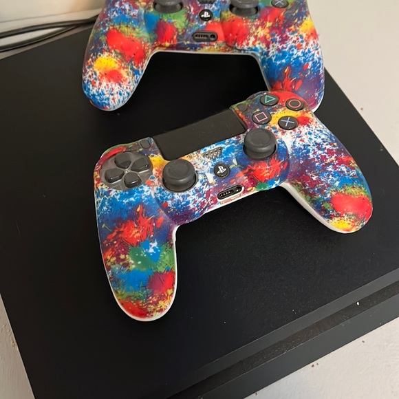 PS4 barley used controls included.